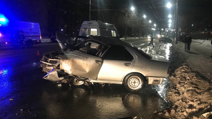 В Саратове водитель иномарки врезался в столб и погиб