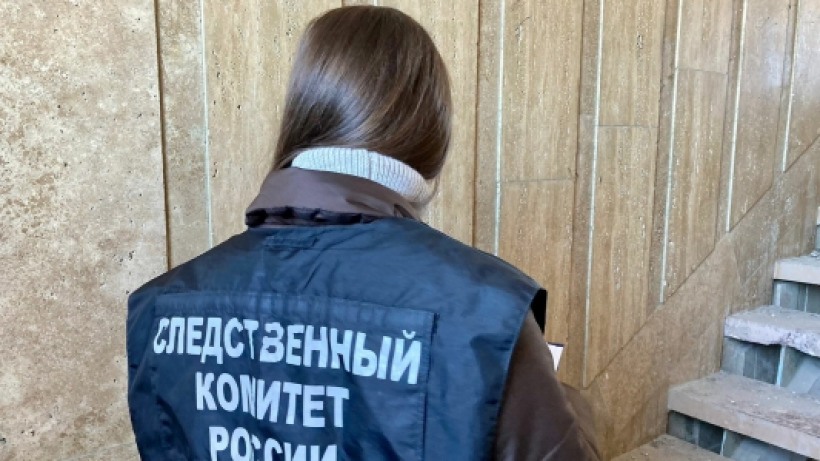 В подъезде саратовского дома нашли мертвым молодого мужчину