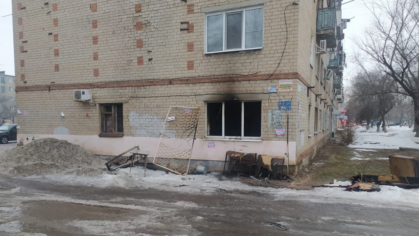 В Энгельсе из дома с горящей квартирой эвакуировали 16 человек, один пострадал