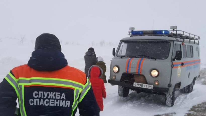 На дороге под Новоузенском спасатели эвакуировали из снежных заносов троих детей и двух пенсионеров
