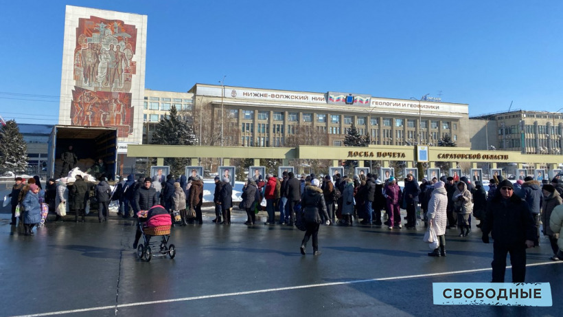 На ярмарке сотни саратовцев выстроились в очередь за сахаром по 60 рублей за килограмм