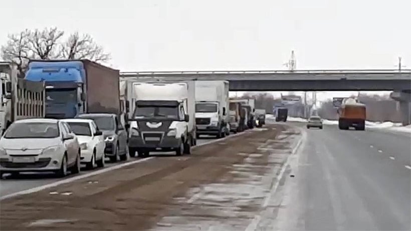 Саратовские полицейские блокировали движение автомобилей в Энгельс. Образовалась пробка   