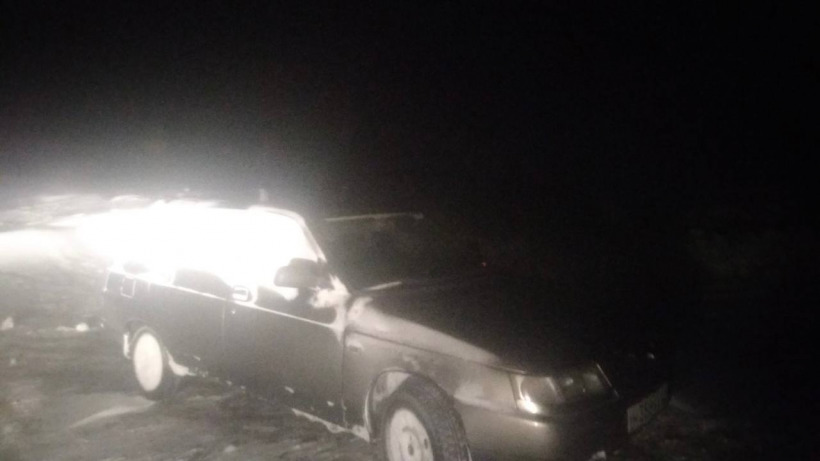 Под Балаковом спасатели помогли водителю автомобиля выбраться из снежного заноса на дороге