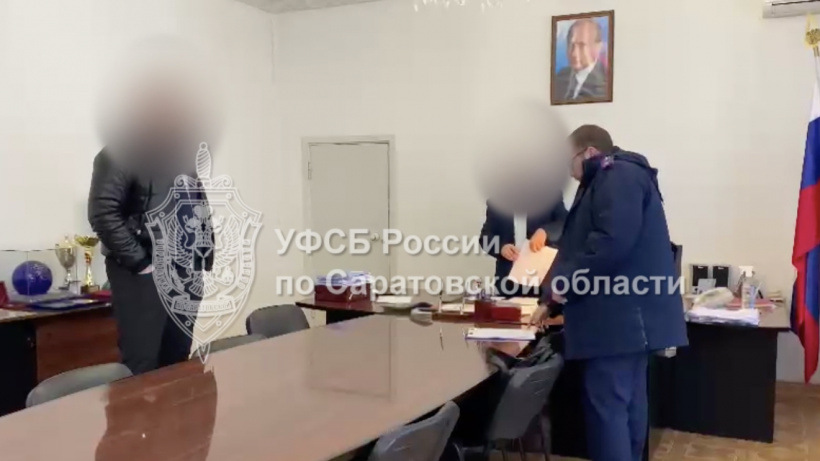 Сотрудников администрации Базарно-Карабулакского района заподозрили в превышении полномочий. Обыски прошли при участии ФСБ 