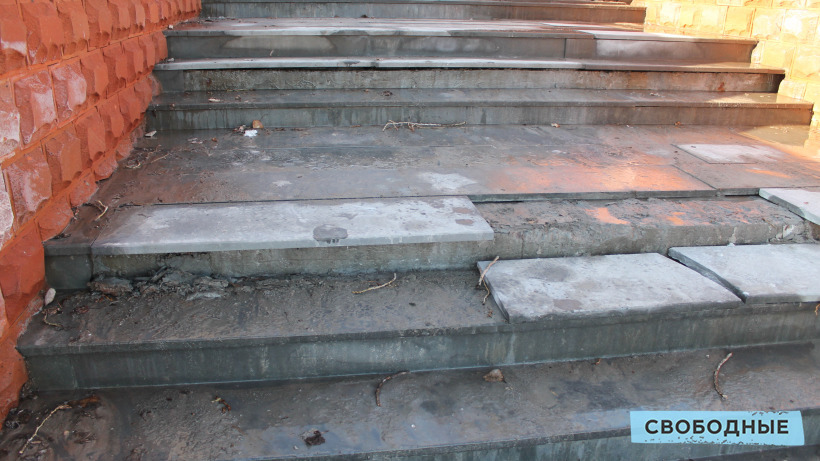 Саратовские чиновники заявили, что разрушенные лестницы на набережной отремонтируют по гарантии