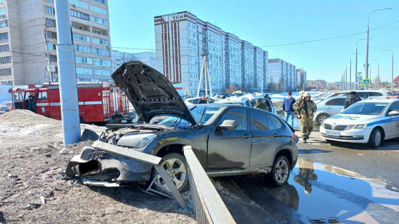 В Балакове после аварии госпитализировали водителя BMW