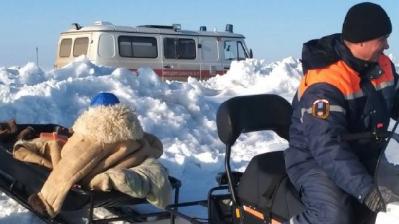 Спасатели помогли довезти в больницу по заснеженной дороге ершовского пенсионера, упавшего с лошади