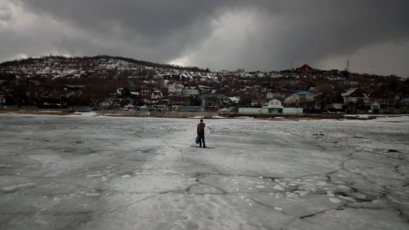 В Саратове спасатели помогли мужчине выбраться с потрескавшегося льда