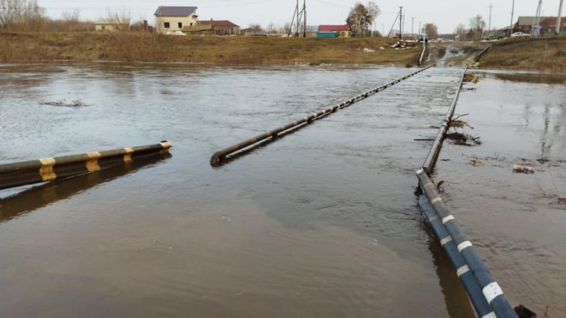 Паводок - 2022. В Аткарске спасатели организовали лодочную переправу из-за подтопления моста