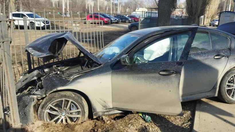 В Саратове подросток на BMW устроил аварию и врезался в забор