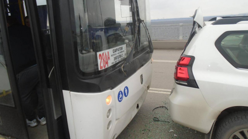 Пассажирка автобуса пострадала в ДТП с «Лэнд Крузером» на мосту Саратов-Энгельс