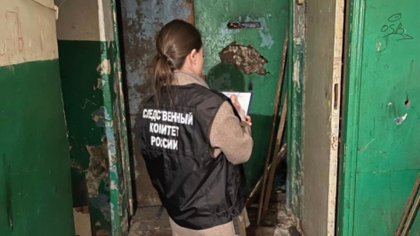 В подъезде энгельсского дома нашли тело избитого юноши