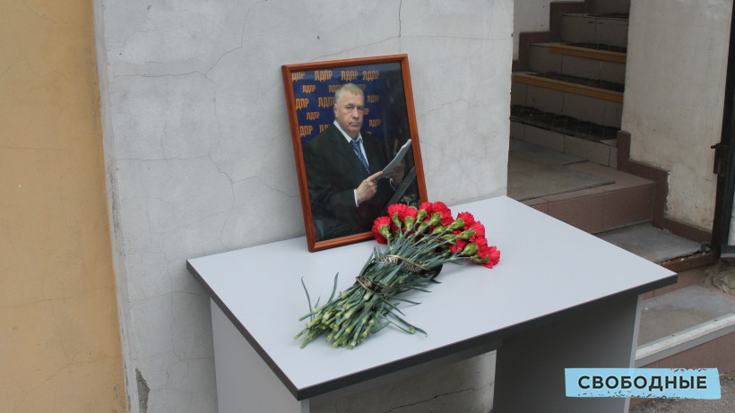 Саратовцы принесли цветы к отделению ЛДПР, чтобы почтить память Жириновского
