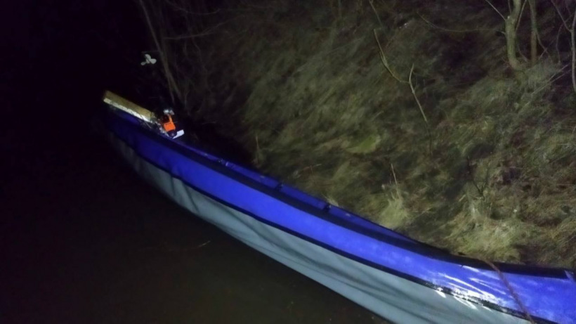 Под Аткарском спасатели вытащили из ледяной Медведицы двоих перевернувшихся на лодке мужчин
