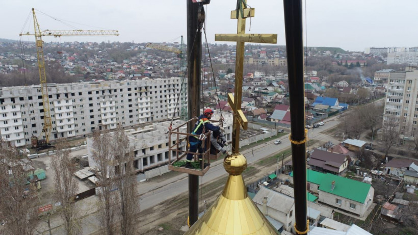 Саратовские спасатели на 40-метровой высоте восстановили покосившийся крест храма Святителя Тихона