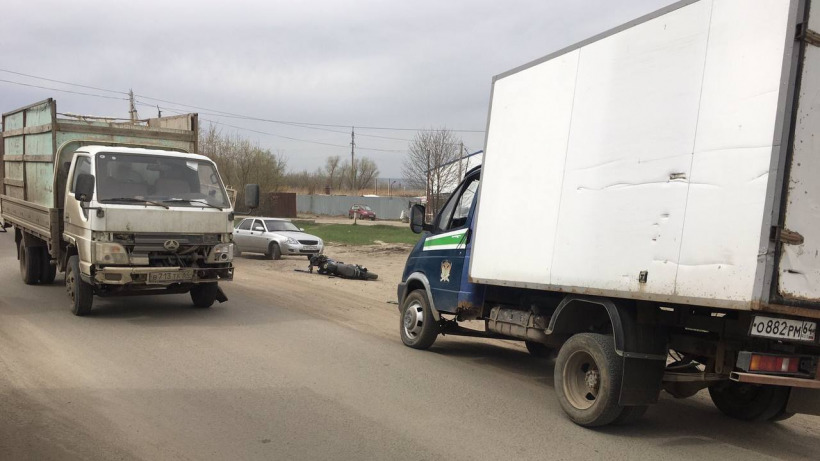 На выезде из Саратова столкнулись грузовик и мотоцикл. Мужчина оказался в больнице