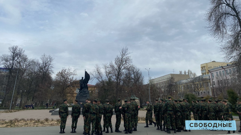 На Театральной площади в Саратове начали репетировать парад ко Дню Победы