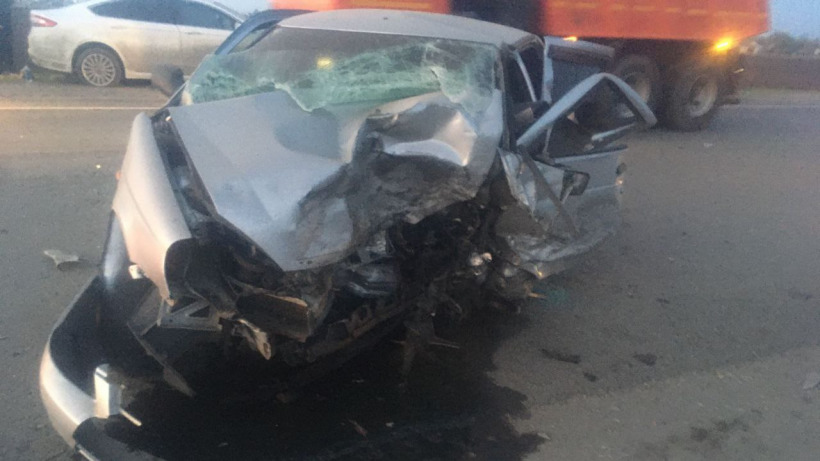 Водитель «Приоры» погиб в столкновении с «Фордом» на трассе под Энгельсом