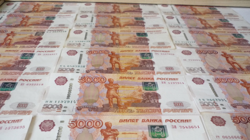 Траты бюджета области на зарплаты саратовских чиновников за год выросли в полтора раза