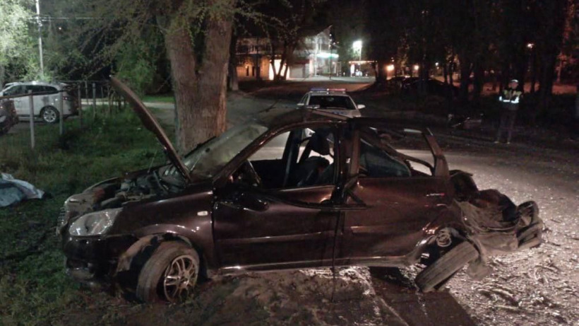 В Балакове водитель иномарки погиб, врезавшись в дерево 