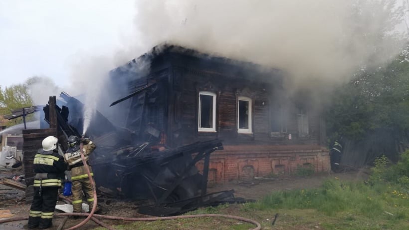 В Балакове огонь почти уничтожил частный дом