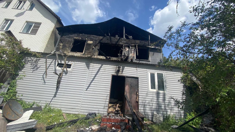 В Саратове огонь уничтожил второй этаж частного дома