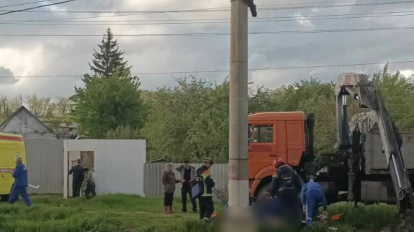 В Саратове из-за падения светофора двоих рабочих убило током, двое пострадали