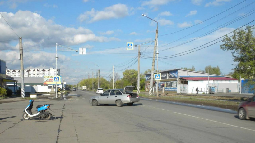 В Энгельсе водитель скутера попал в больницу после столкновения с «Нексией»