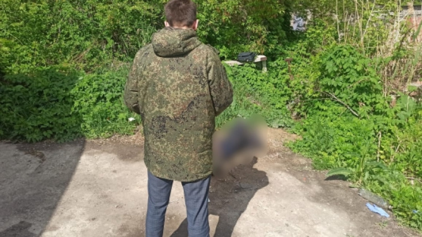 В канаве у дома в Ленинском районе нашли труп мужчины