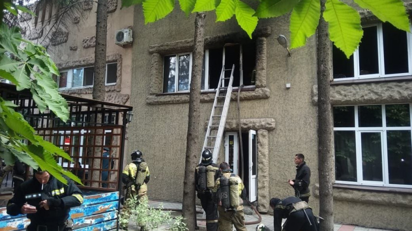 В Саратове загорелось кафе. Пожарные справились с огнем за полчаса