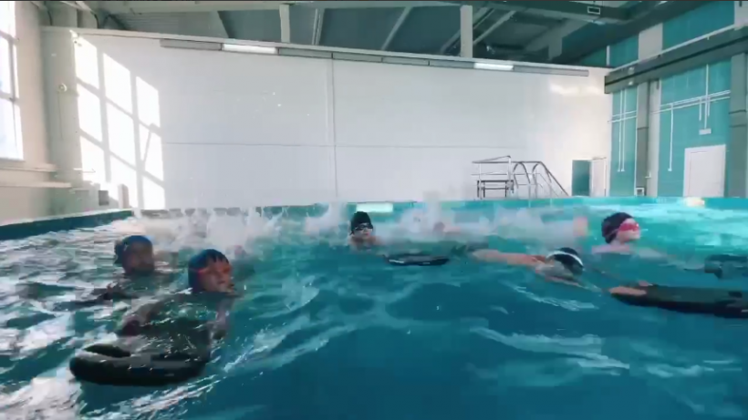 Десять саратовских бассейнов открыли запись для детей на бесплатные уроки плавания