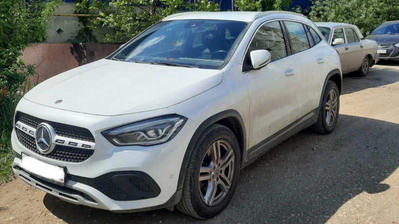 У директора саратовской фирмы приставы забрали Mercedes из-за долга в три миллиона рублей