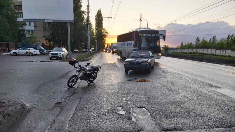 В Саратове подросток без прав на мопеде врезался в машину