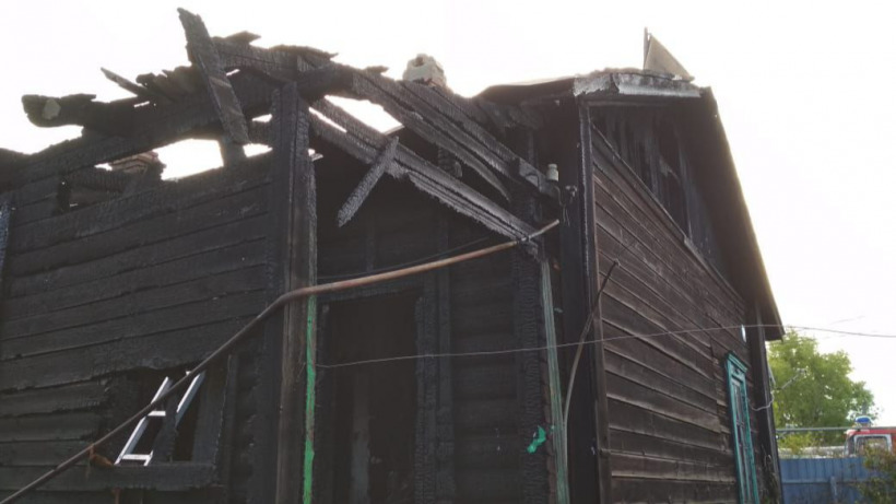 Утром в Аткарске горели две квартиры и пристройка к дому. Жильцы успели выбежать
