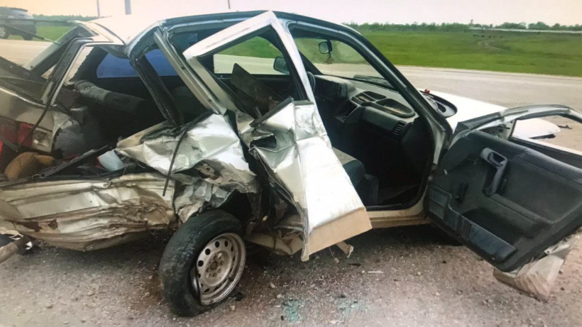 ГИБДД: В аварии на трассе под Марксом пострадали юный водитель «двенадцатой» и его пассажирка