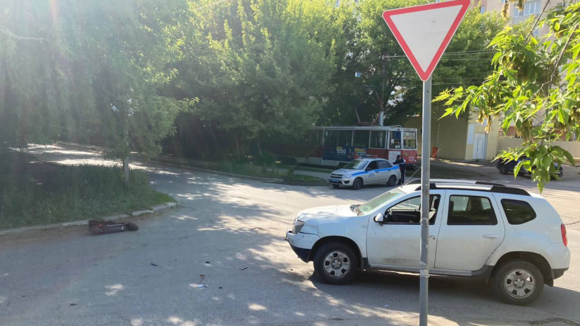 В Саратове внедорожник сбил мужчину на электросамокате