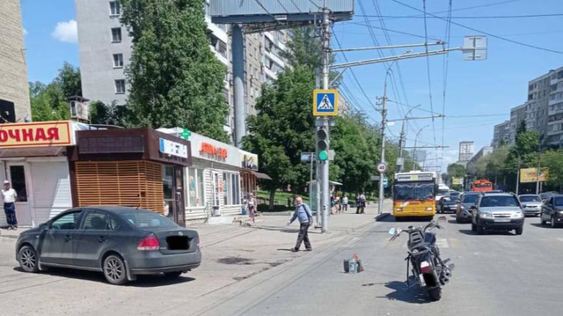 В Саратове мотоциклист врезался в иномарку и попал в больницу