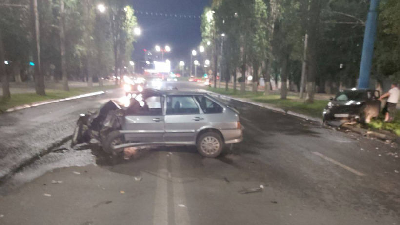 Водители «Ниссана» и «четырнадцатой» попали в больницу после ДТП с автобусом в Саратове