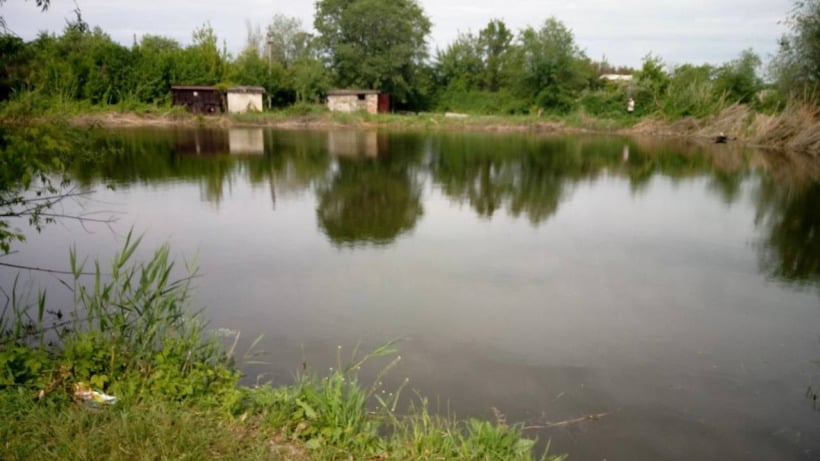 Утром на дачах в Саратове спасатели достали из пруда тело утопленника