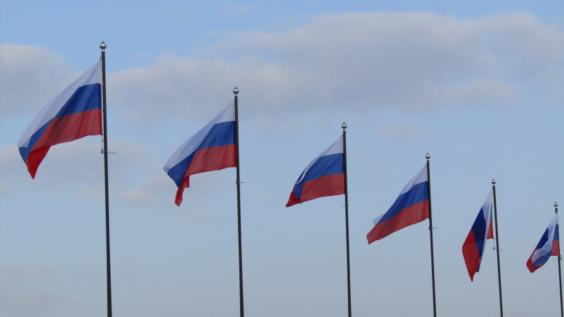 Правительство выделило 28 миллионов на покупку флагов и гербов России в саратовские школы