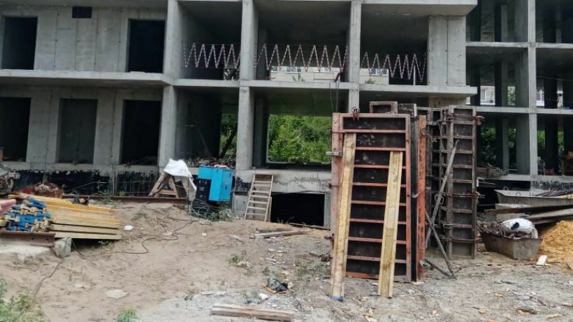 В Саратове госпитализировали рабочего после падения на него строительной конструкции