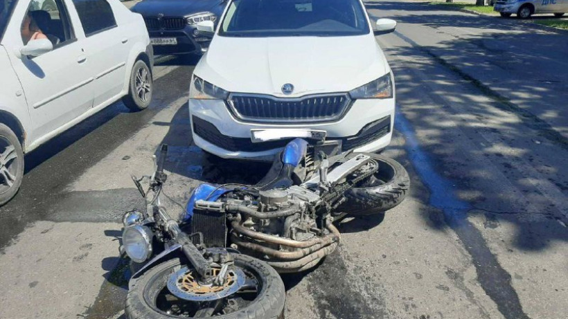 В Саратове мотоциклист разбил две иномарки