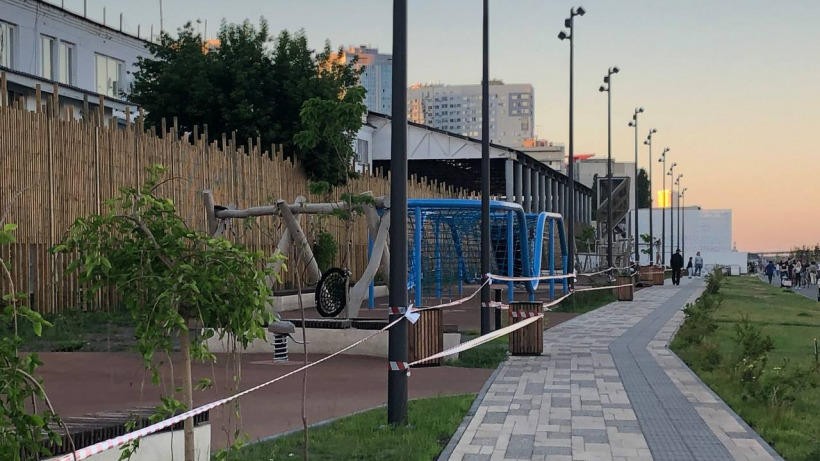После критики Бусаргина детскую площадку на новой набережной Саратова закрыли на ремонт