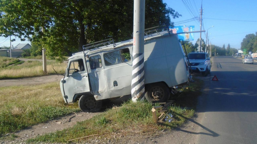 В Энгельсе УАЗ съехал с дороги и врезался в столб. Пострадала женщина