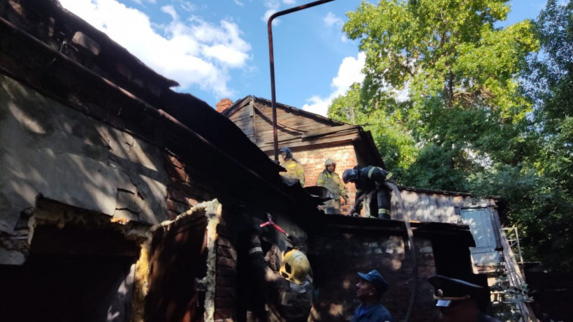 В Саратове при пожаре в частном доме погибли двое мужчин