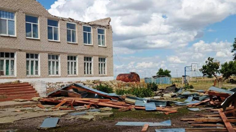Ураган в Саратовской области повредил крышу сельской школы