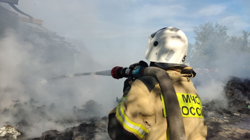 Пожарные тушат склад с пластиком в поселке Зоринский 