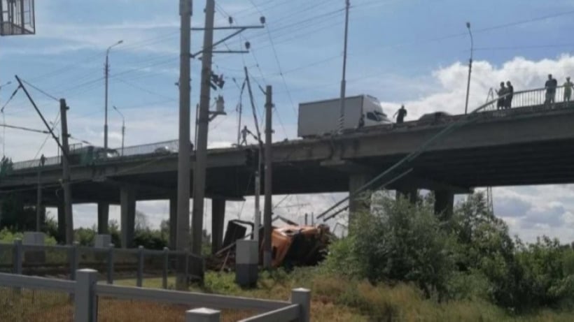 Движение поездов под Саратовом после падения грузовика с моста восстановили к полуночи