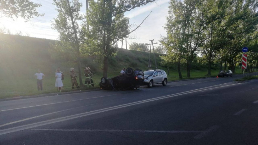 На въезде в Балаково «Дастер» врезался в лежавший на крыше «Сандеро»