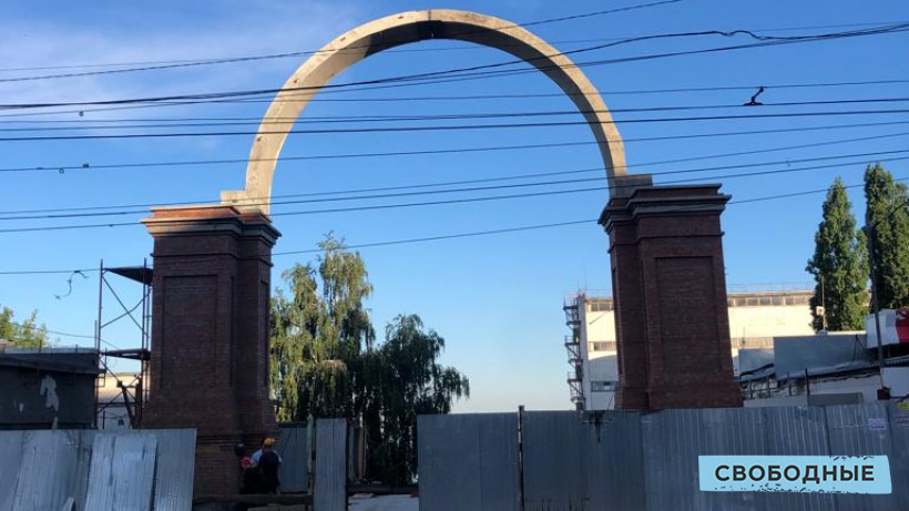 На новую Триумфальную арку в Саратове установили свод